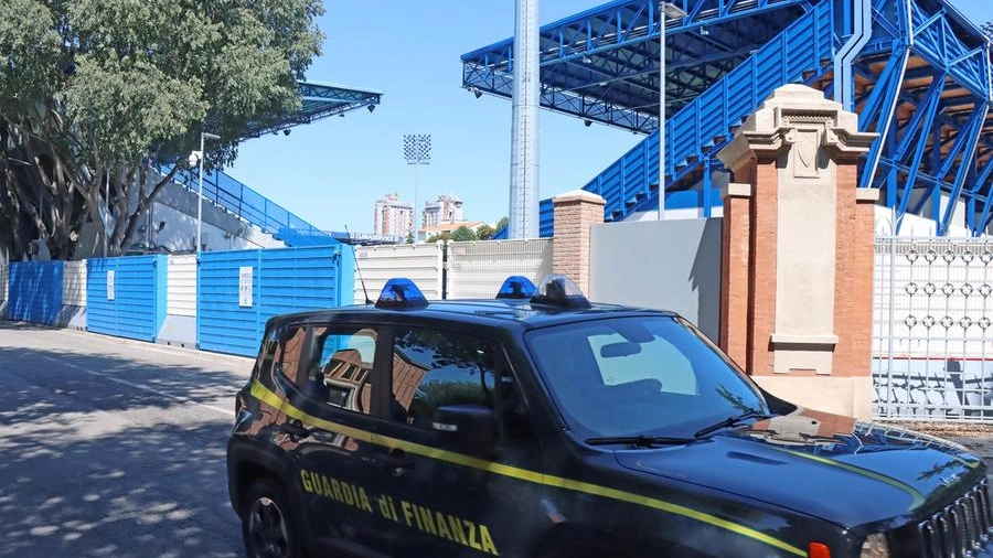 La Guardia di Finanza allo stadio Mazza di Ferrara per i sequestri (Bp)