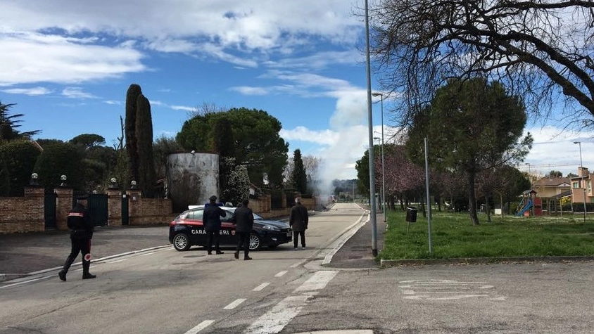 I carabinieri davanti alla villa dove è stato trovato l’ordigno (foto Cellini)