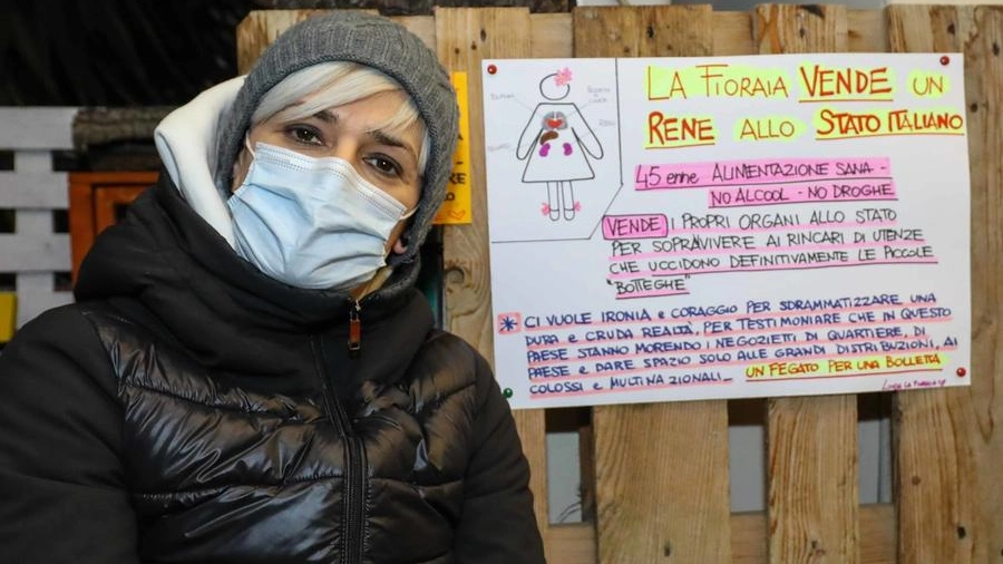 La fioraia di Pontorme, Linda Bargellini, con il cartello provocatorio sul caro bollette