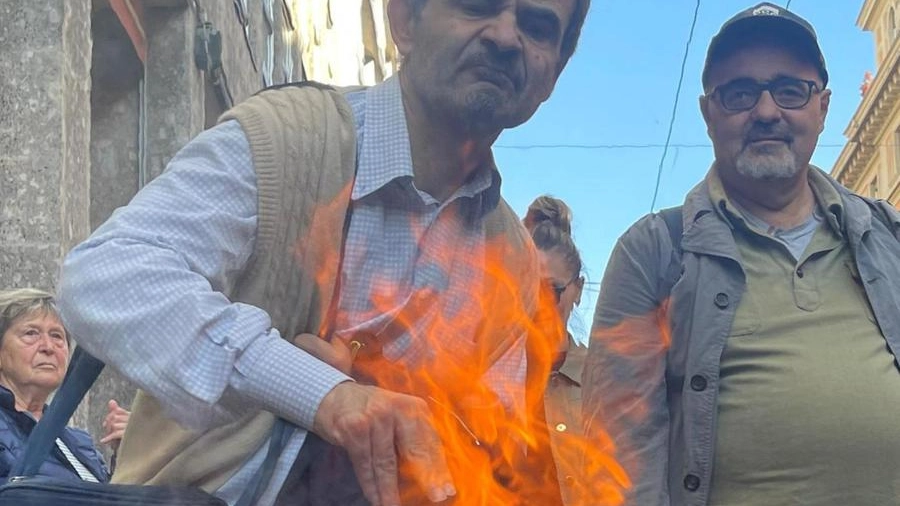 Bollette bruciate in strada a Bologna