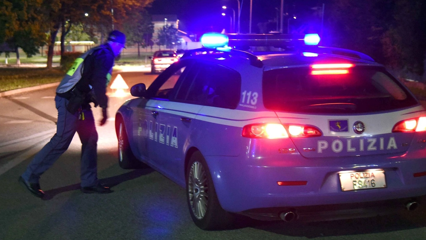 Una pattuglia della Polizia di Stato in servizio notturno (foto archivio Businesspress)