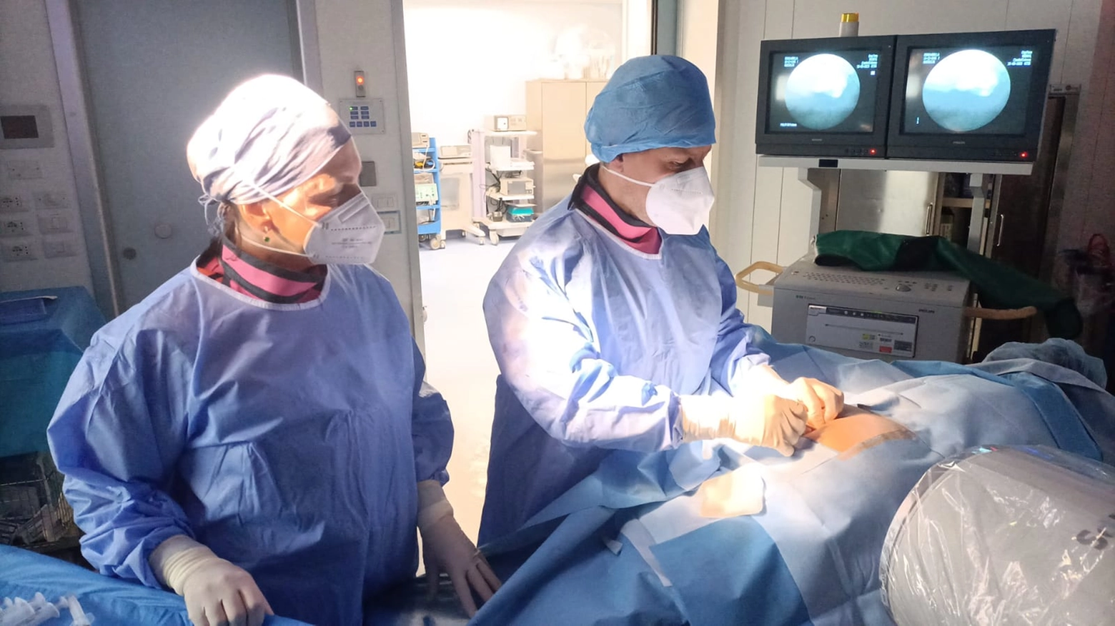 Il dottor Guidi in sala operatoria durante intervento di impianto di neuro stimolatori