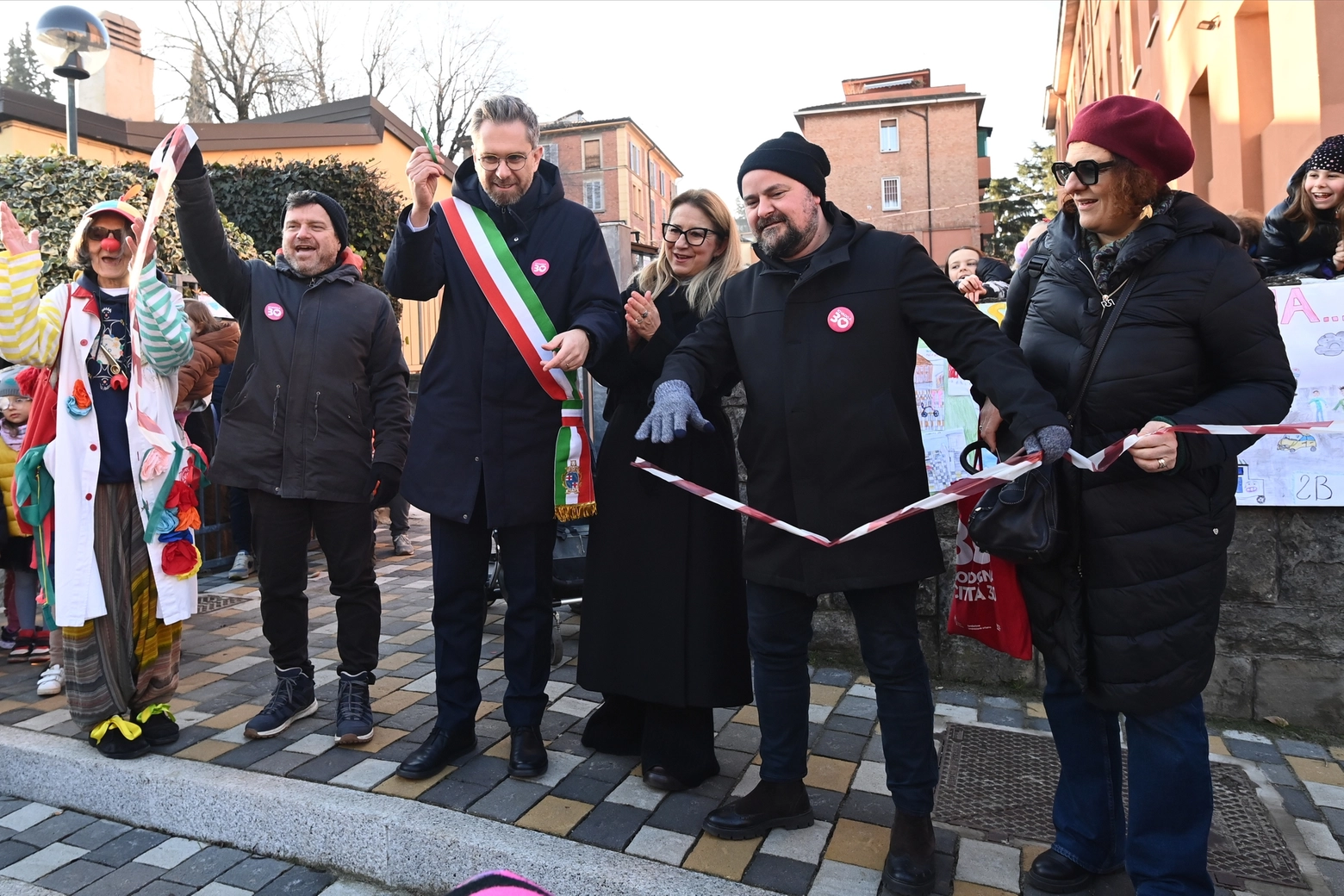 Anche il sindaco Matteo Lepore e gli assessori Valentina Orioli e Daniele Ara all'inaugurazione della piazzetta in via Perti