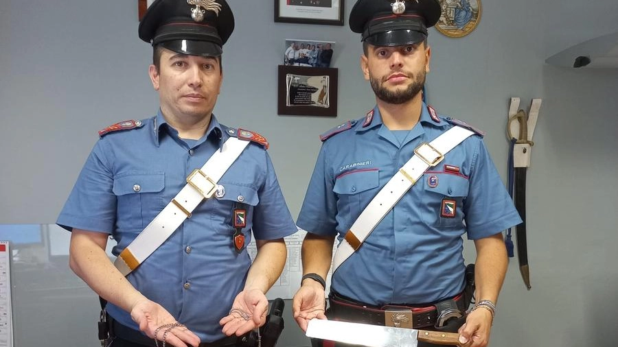 I carabinieri con il coltello e la refurtiva sequestrata