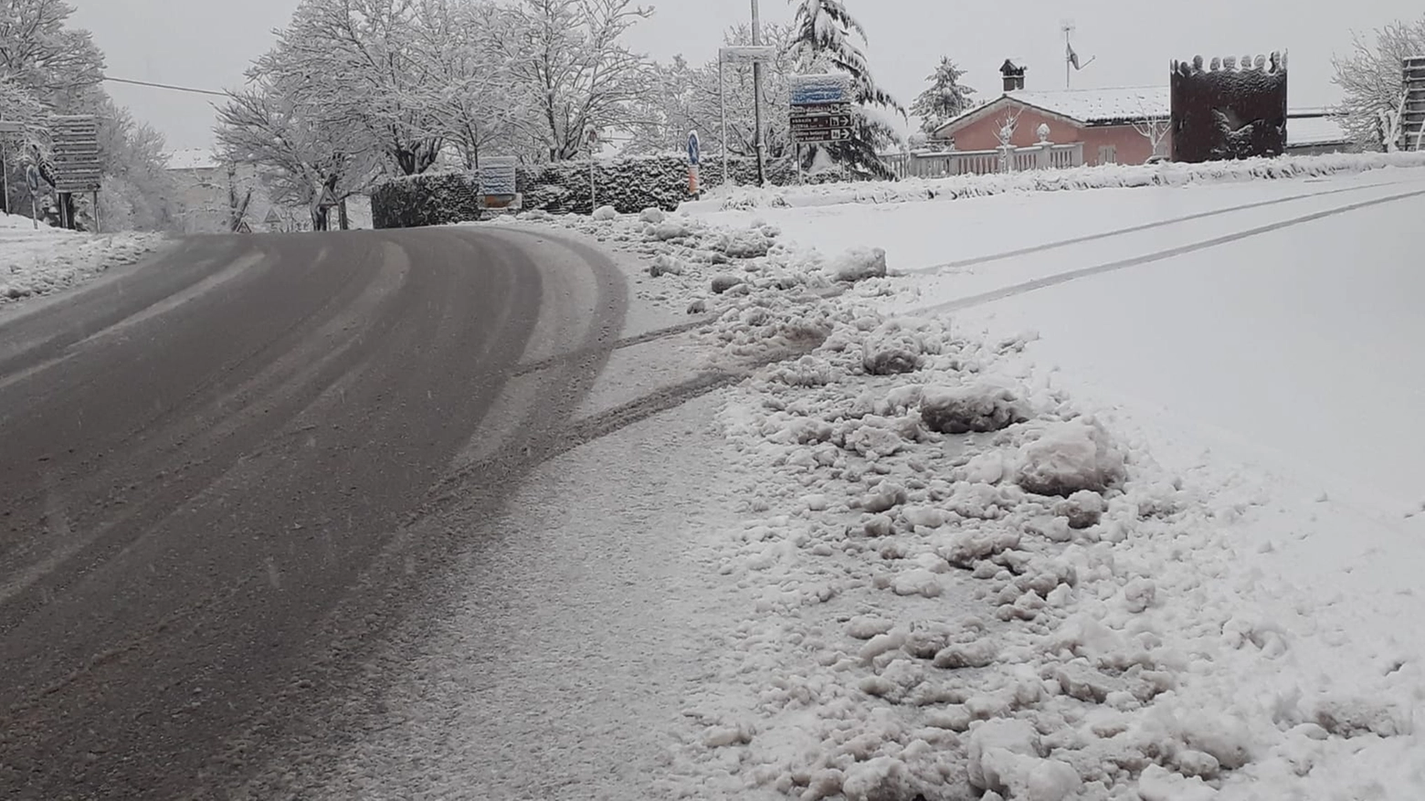 Neve nell’entroterra in provincia di Pesaro Urbino