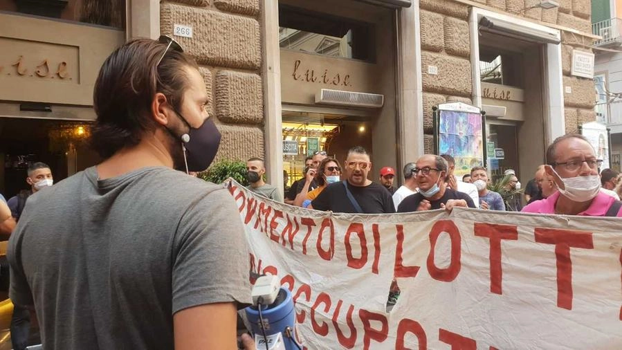 Protesta dei disoccupati all'arrivo di Renzi
