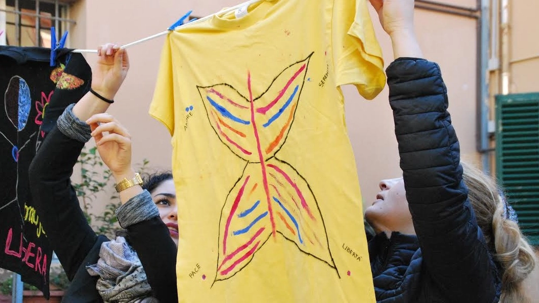 Le magliette disegnate dalle ragazze e dalle donne ospiti di Trama di Terre