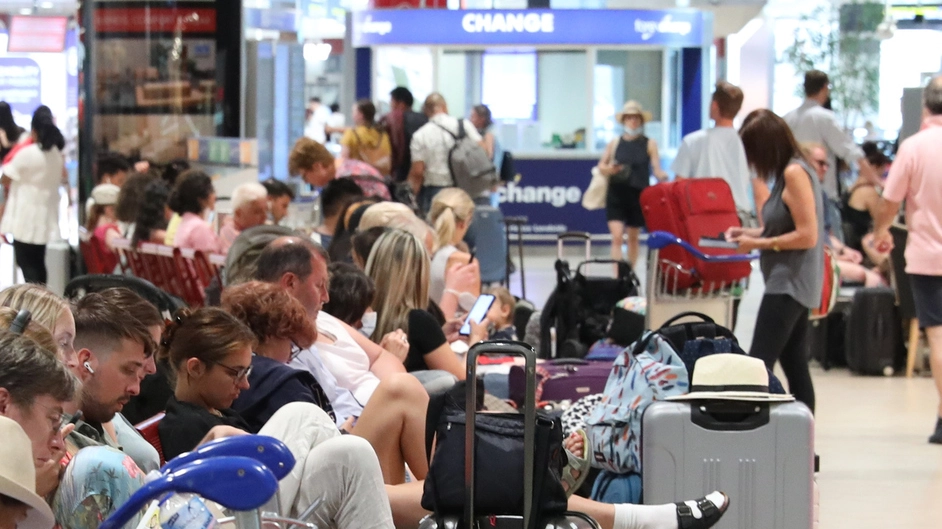 Tanti passeggeri aspettano i voli all’aeroporto Marconi di Bologna