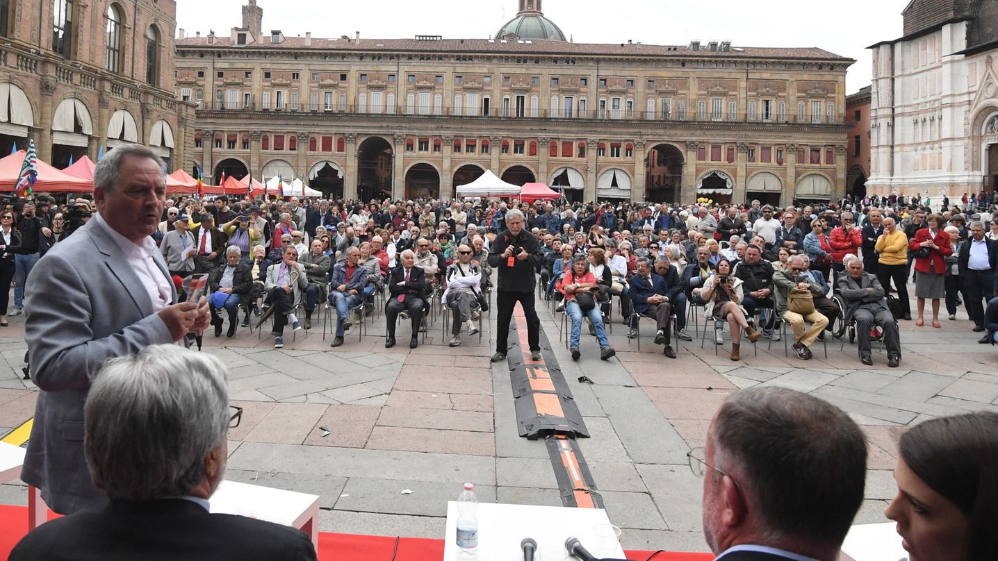 La manifestazione organizzata da Cgil, Cisl e Uil in piazza Maggiore a Bologna (Foto Schicchi)