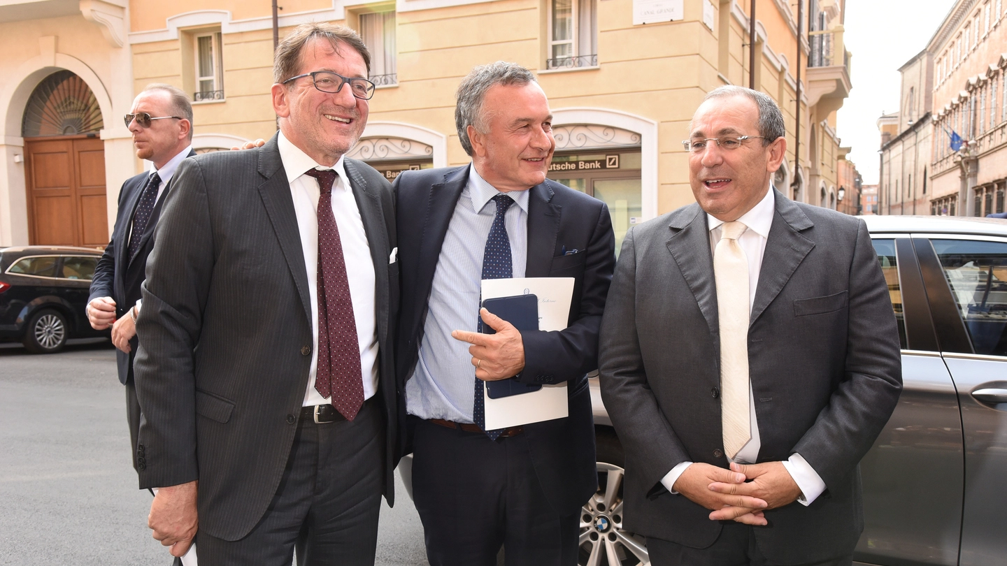 Da sinistra, il sindaco Gian Carlo Muzzarelli, il sottosegretario Filippo Bubbico e il prefetto Michele Di Bari (Fiocchi)