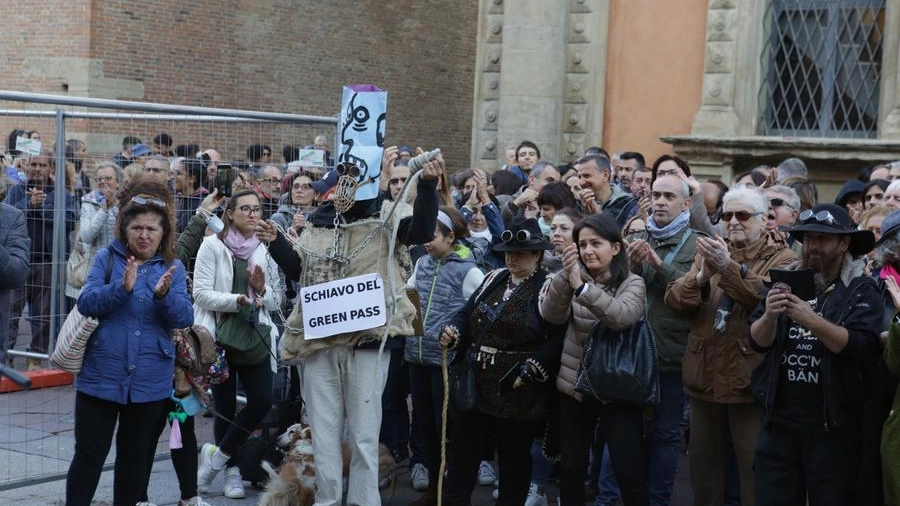 Una manifestazione no green pass a Bologna (foto Schicchi)