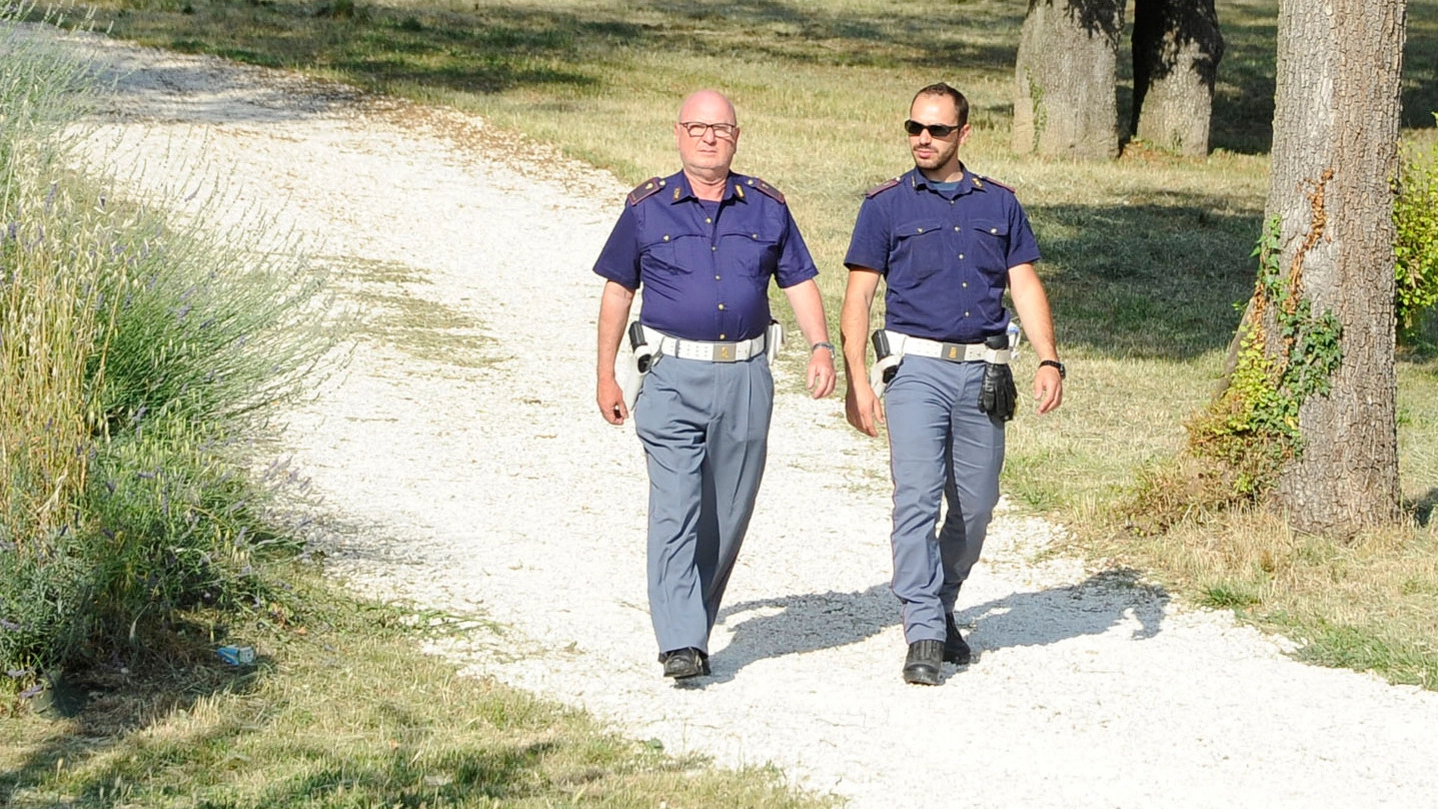 Due agenti al parco Fontescodella (foto d’archivio)