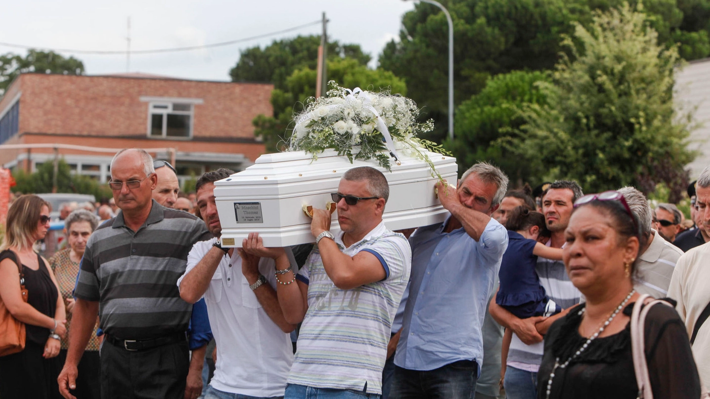 I funerali di Renzo e del piccolo Thomas (foto Corelli)