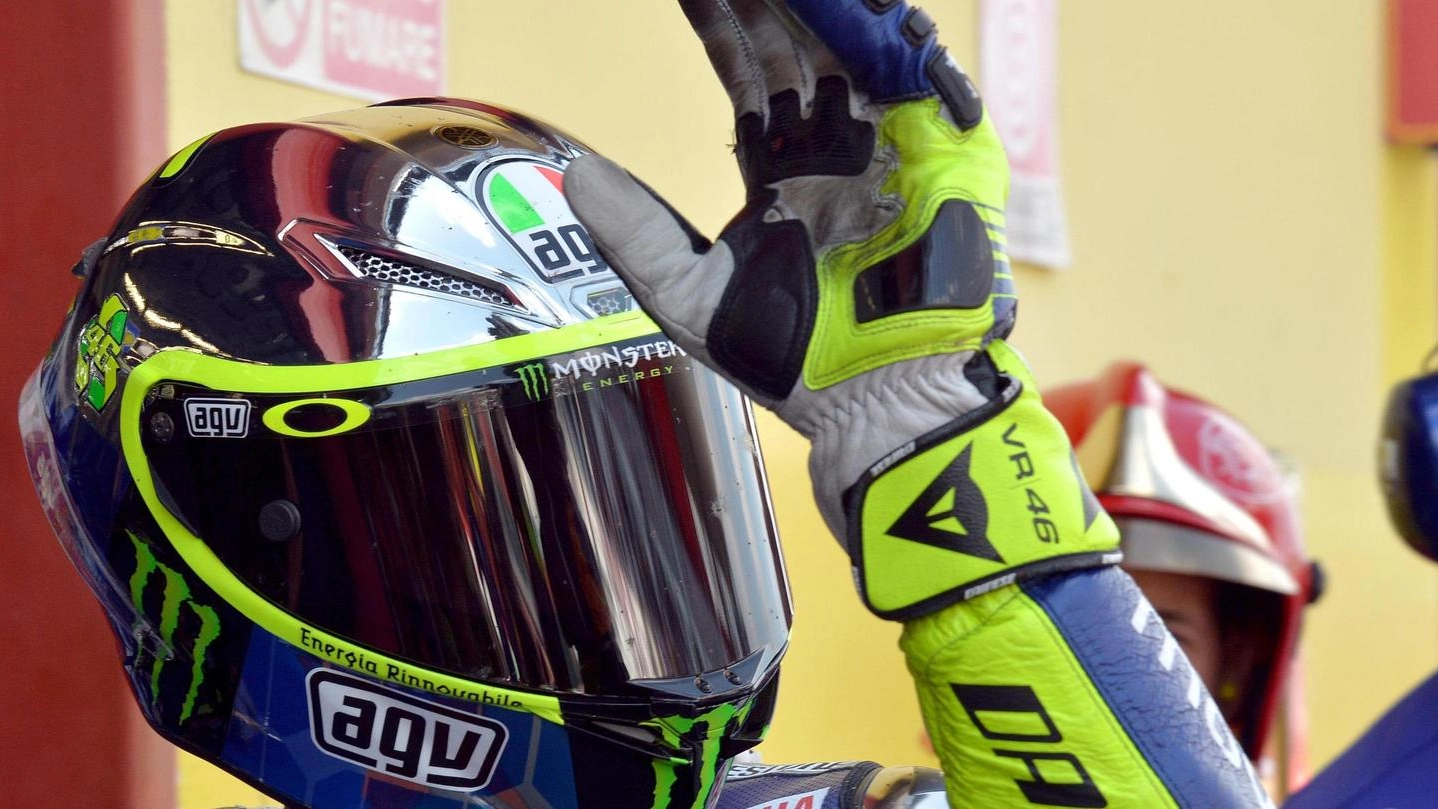 Valentino Rossi con il casco speciale per il Gran Premio d’Italia (Foto Ansa)