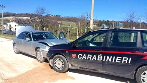 Pergola, carabinieri speronano auto dei ladri