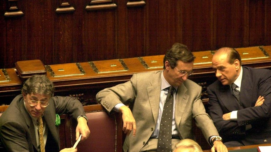 Umberto Bossi in aula con Gianfranco Fini e Silvio Berlusconi
