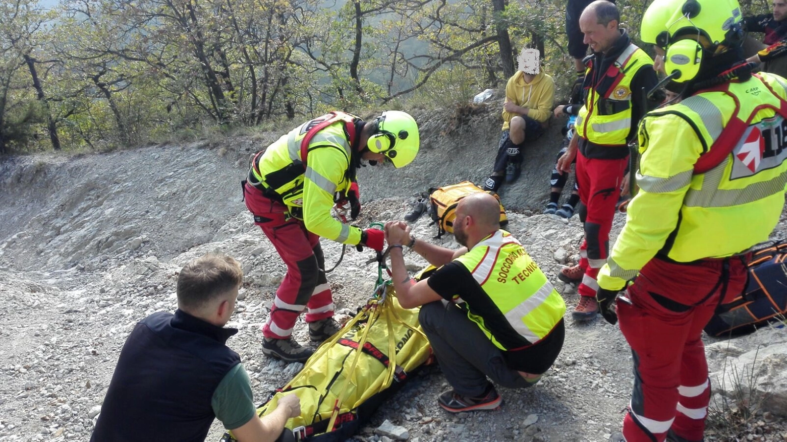 L'uomo ferito con i tecnici del soccorso alpino