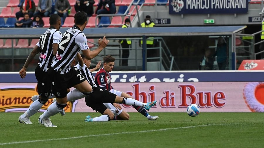 Bologna, il gol di Hickey contro l'Udinese