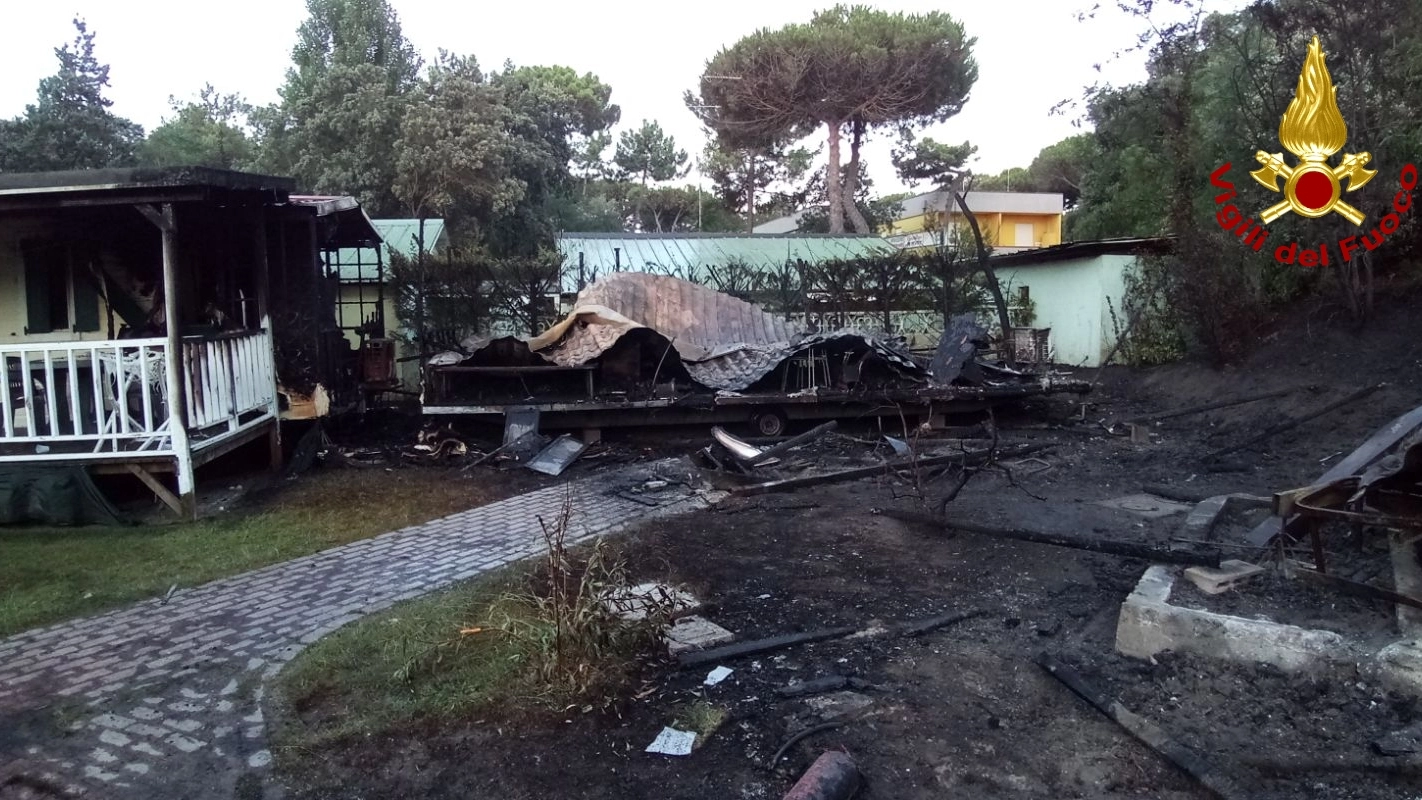 Incendio a Rosolina Mare, bungalow distrutti dalle fiamme 