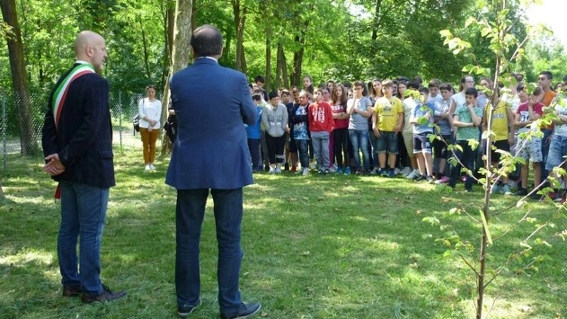 Monterenzio, i ragazzi delle scuole piantano un albero in ricordo di Giovanni Falcone