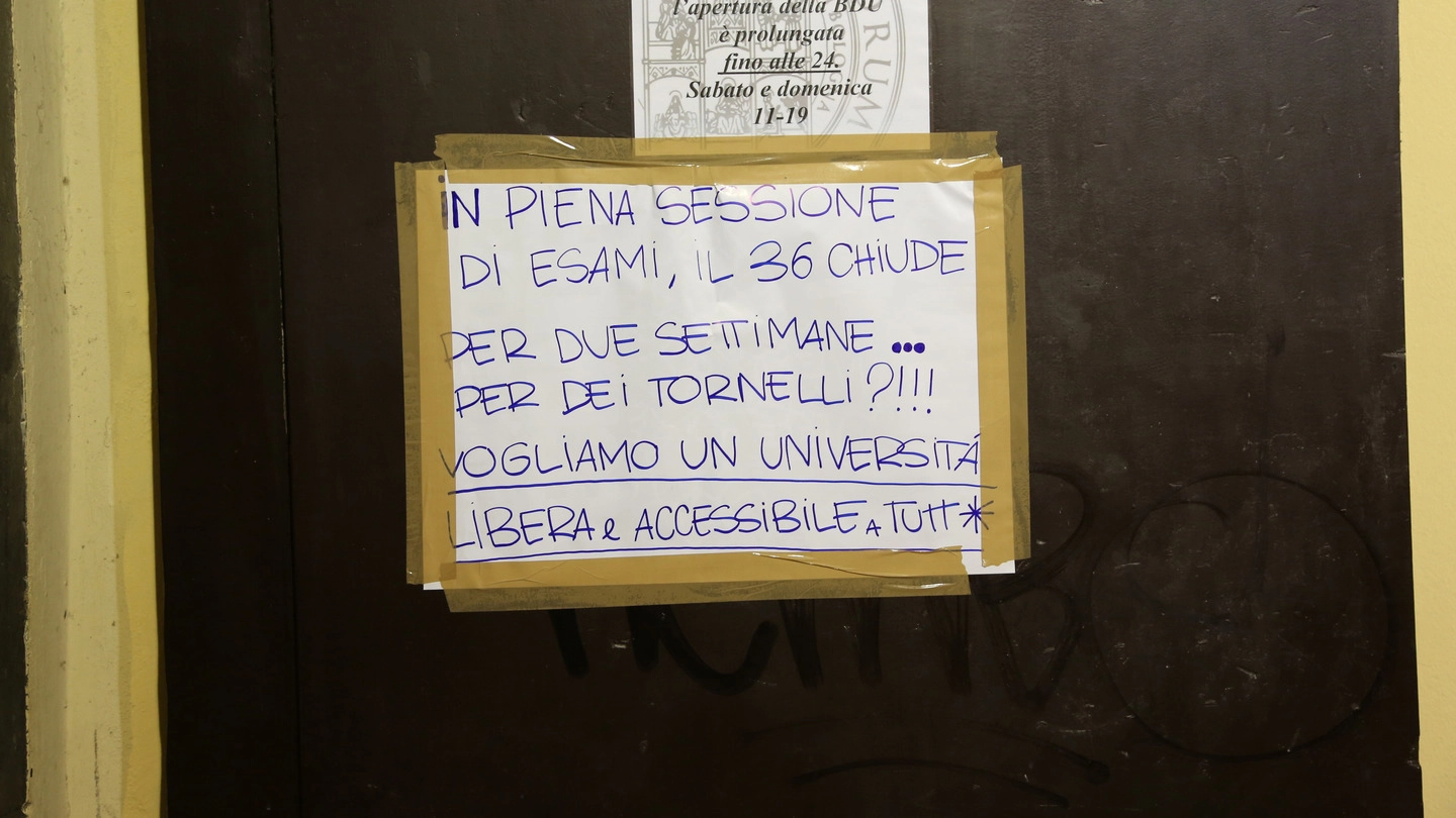 Il cartello affisso fuori dalla biblioteca di Lettere in via Zamboni 36 (Foto Schicchi)