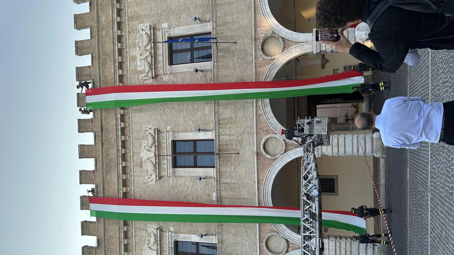 La Repubblica vestita a festa con 2 grandi tricolori