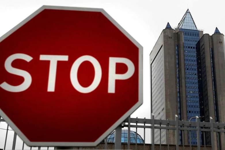 Un cartello di Stop davanti alla sede Gazprom di Mosca (Ansa)