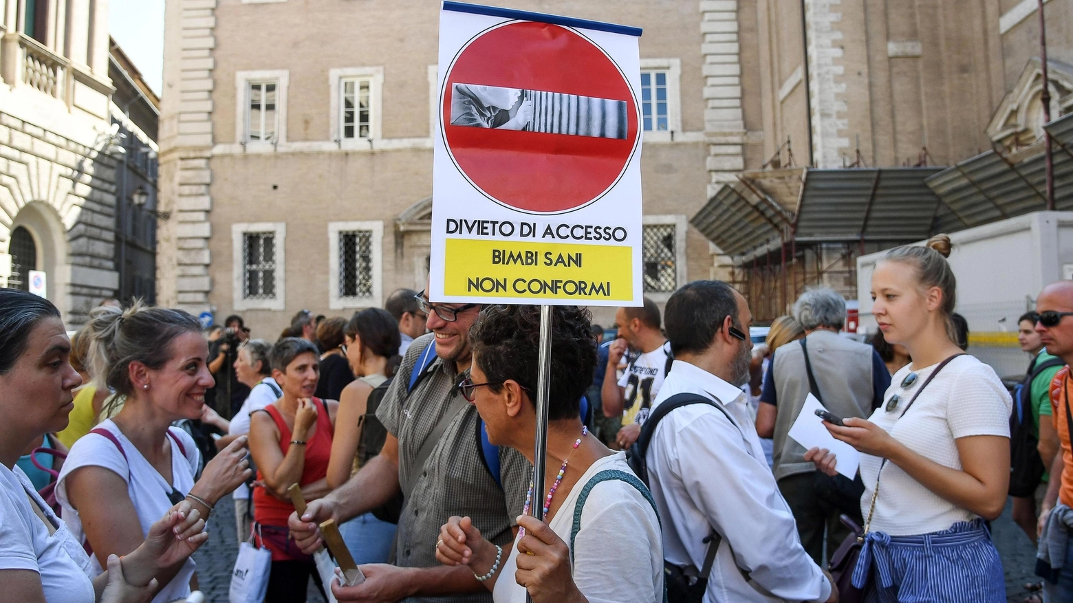 Una manifestazione no vax (foto d'archivio Ansa)