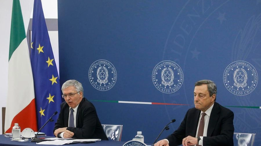 Il ministro dell'Economia, Daniele Franco (a sinistra) e il premier Mario Draghi (Ansa)