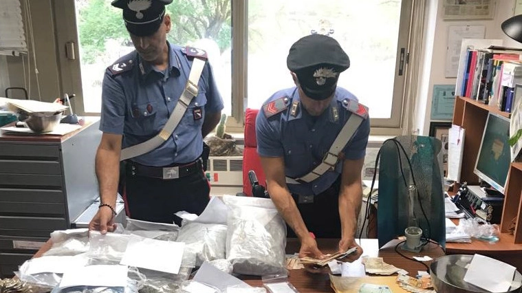 I sacchetti con la marijuana sequestrati dai Carabinieri nell’abitazione del ragazzo