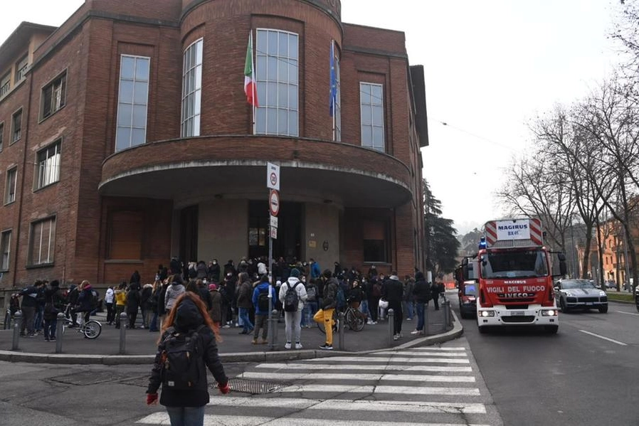 Liceo Righi evacuato per un incendio (FotoSchicchi)