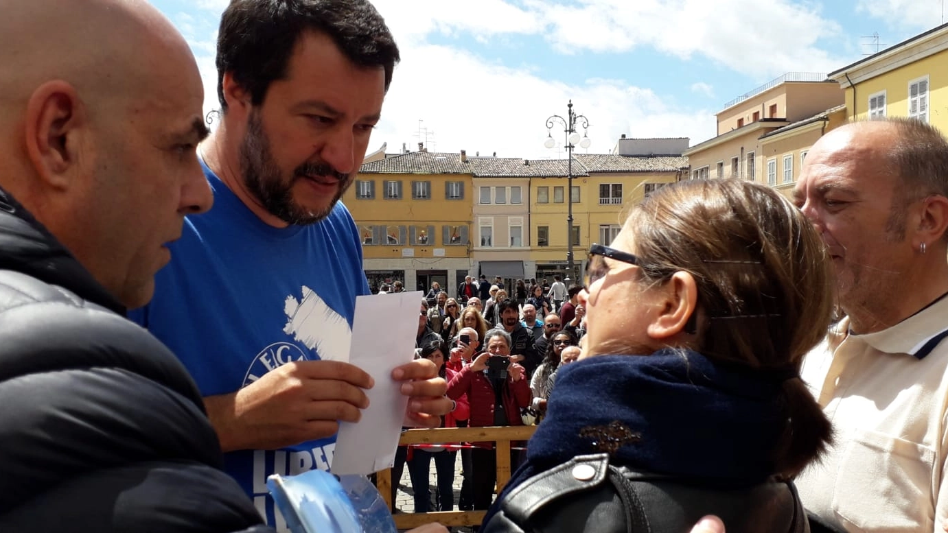 Fano, Eda Ndreu consegna la documentazione a Matteo Salvini