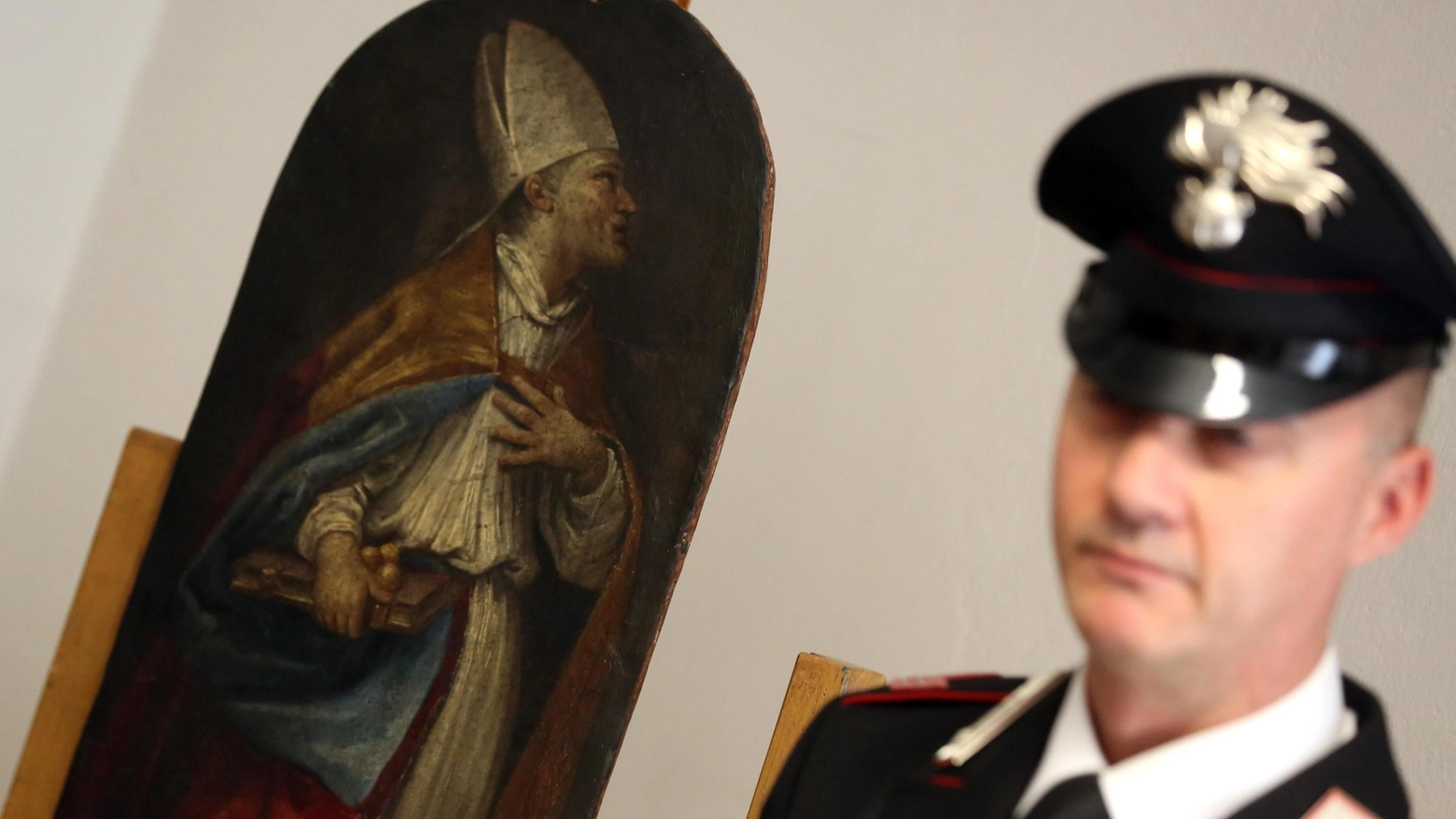 Il San Nicola di Bari rubato nella Basilica dei Servi e recuperato dai carabinieri (Ansa)