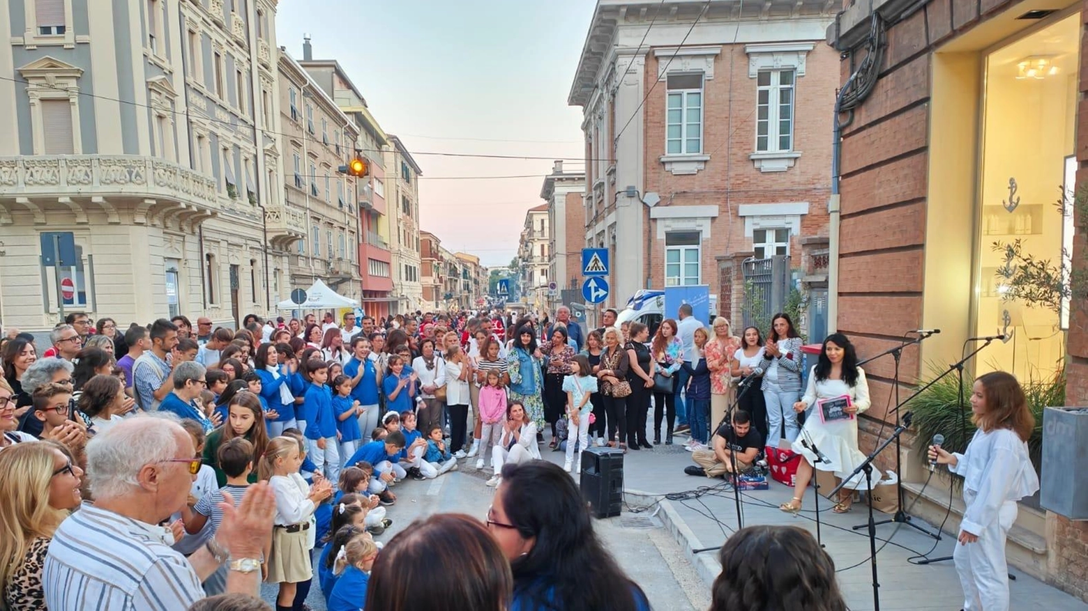 Piazza Cavour, centinaia di bambini per lo show