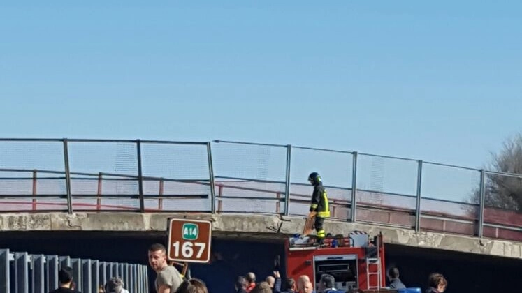 Ancona, ponte crollato sull'autostrada A14. Automobilisti bloccati