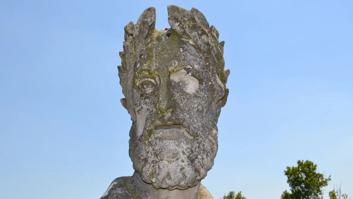 La statua che raffigura Ludovico Ariosto a Ferrara