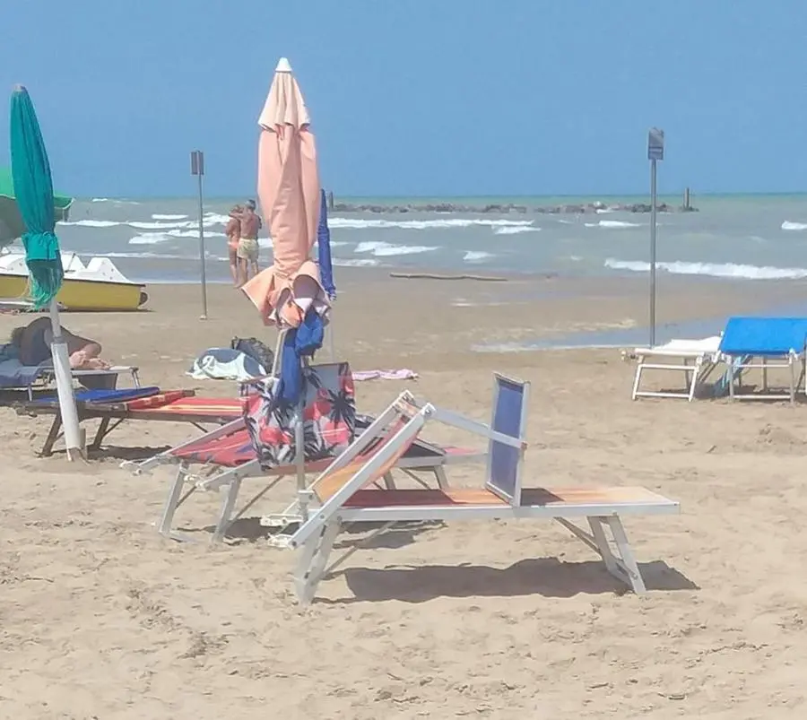 Ombrelloni e sdraio lasciate sulla spiaggia libera: proteste