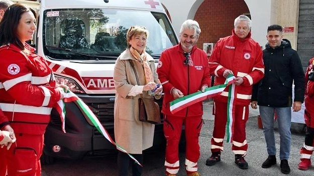 Un’ambulanza e un pulmino  acquistati dalla Croce rossa