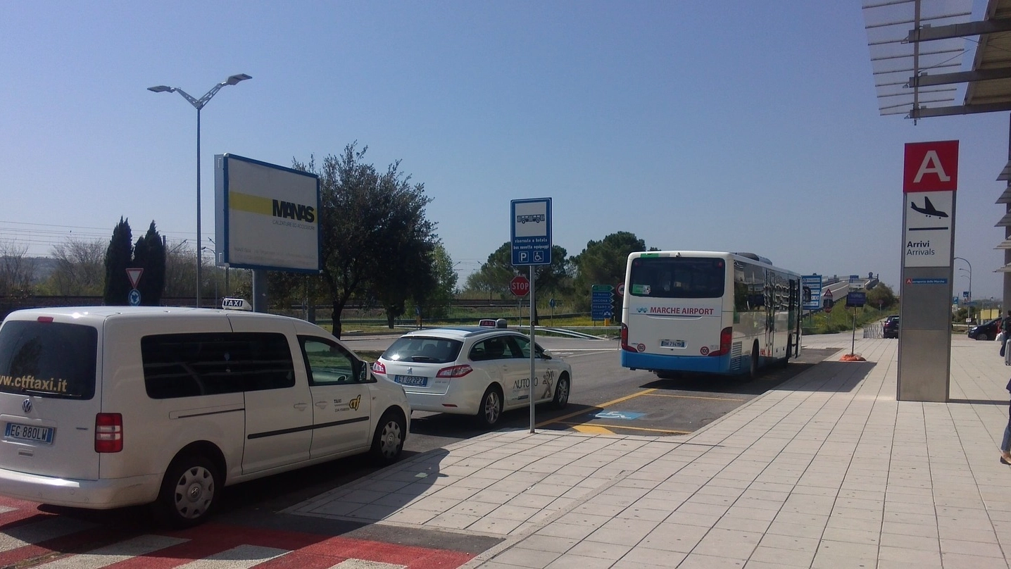Falconara, aeroporto Sanzio: i taxi e l’aerobus Raffaello