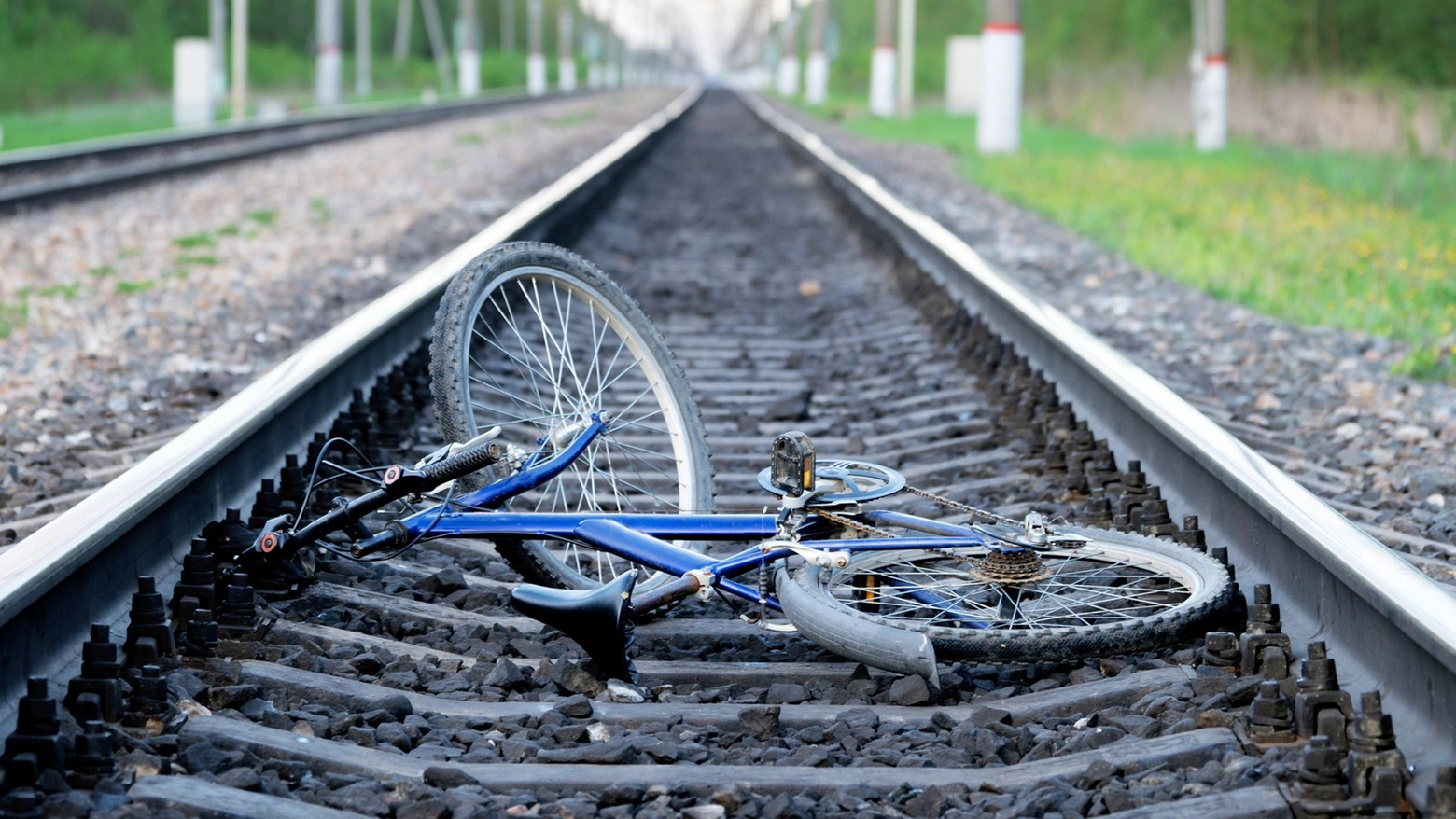 Travolto e ucciso dal treno, la bicicletta trovata poco distante dal luogo della tragedia (Immagine di repertorio)