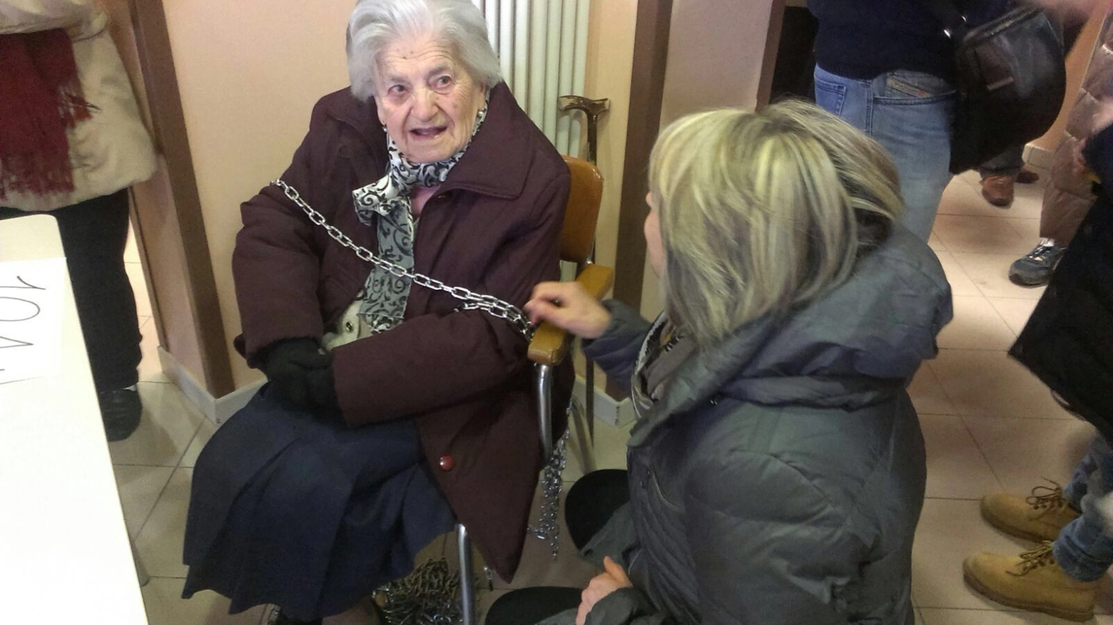 Maria Ferri incatenata a 104 anni per salvare l'ospedale