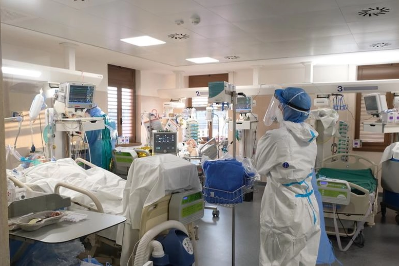 Uno dei reparti intensivi dell’ospedale di Torrette: la pressione sta lentamente calando