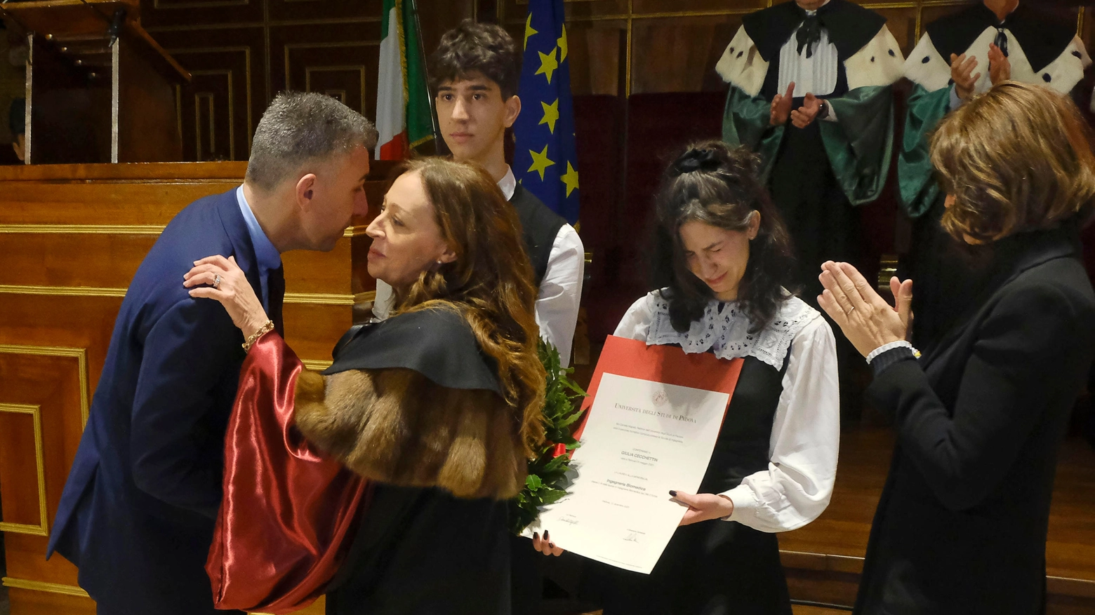 L'Università di Padova ha conferito la laurea alla memoria di Giulia Cecchettin: la rettrice Mapelli abbraccia il papà Gino