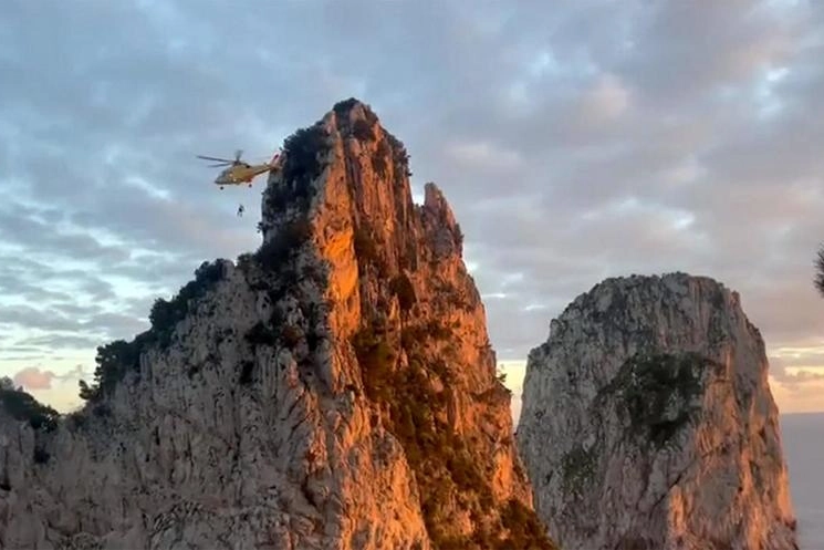 Coppia di scalatori sui faraglioni a Capri, il salvataggio 