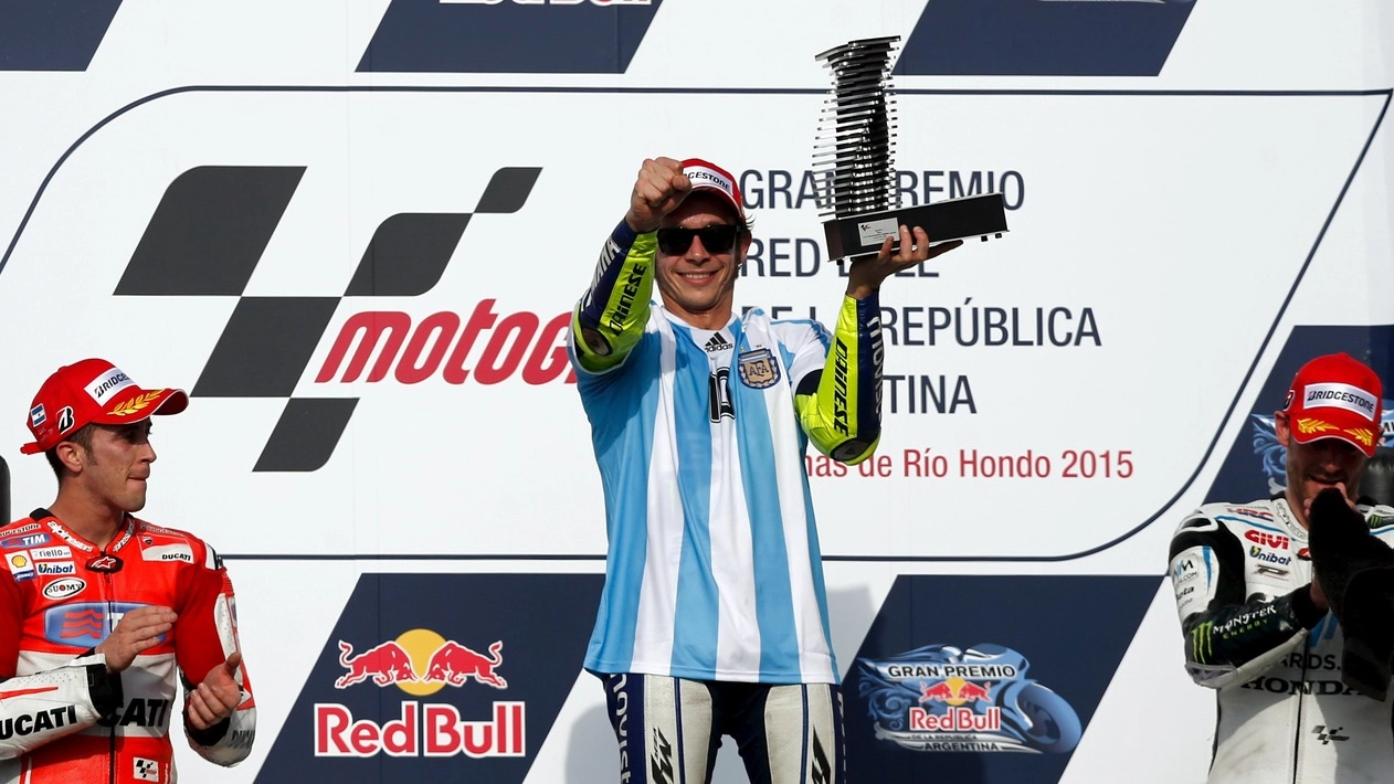 Valentino Rossi sul podio (foto LaPresse)