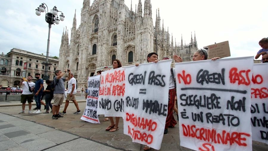 Corteo contro il Green pass a Milano