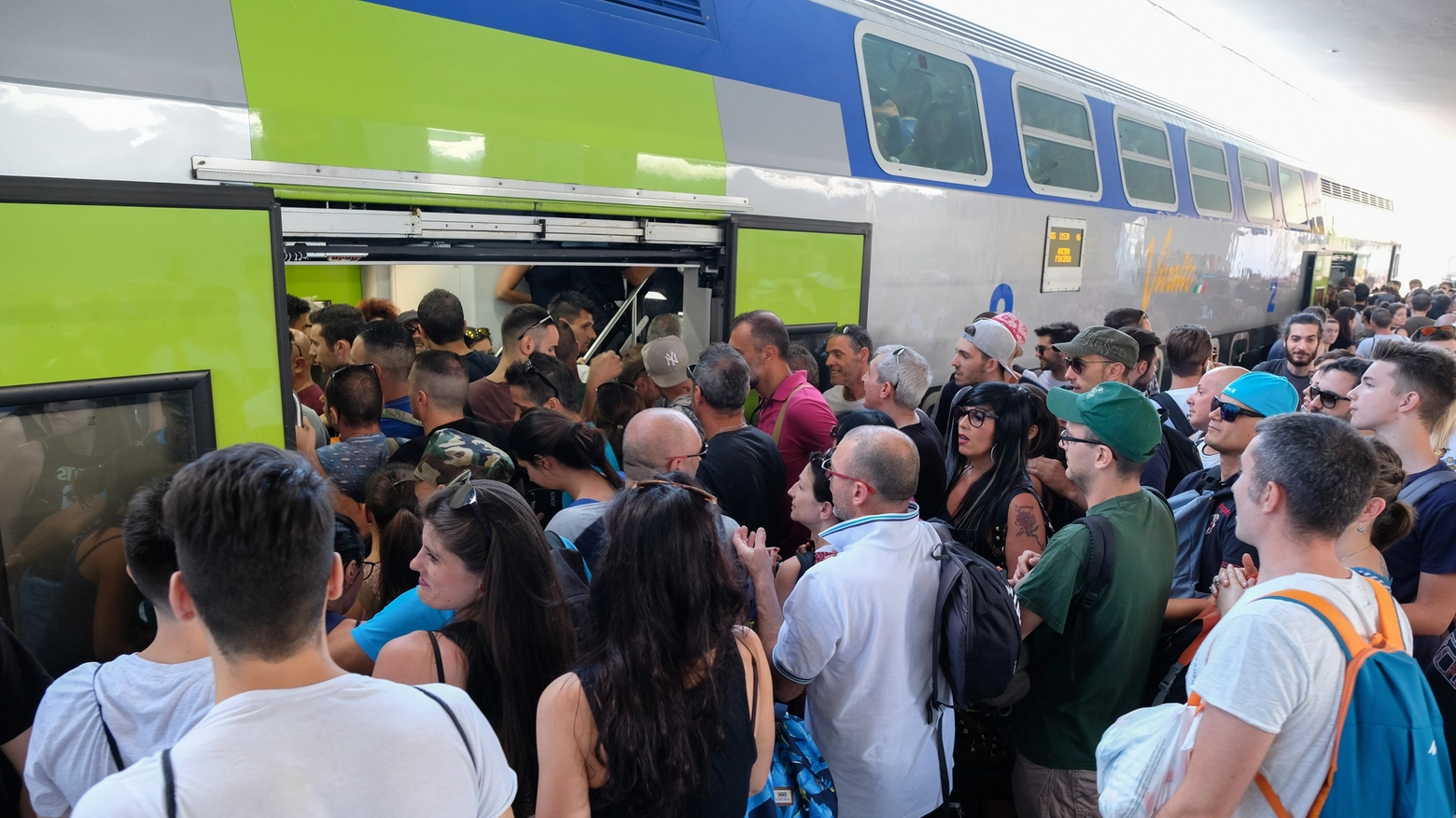 Migliaia di fa di Vasco in stazione a Bologna cercano un posto per andare a Modena