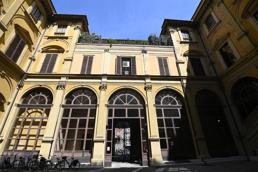 La corte interna di palazzo Caprara (Fotoschicchi)