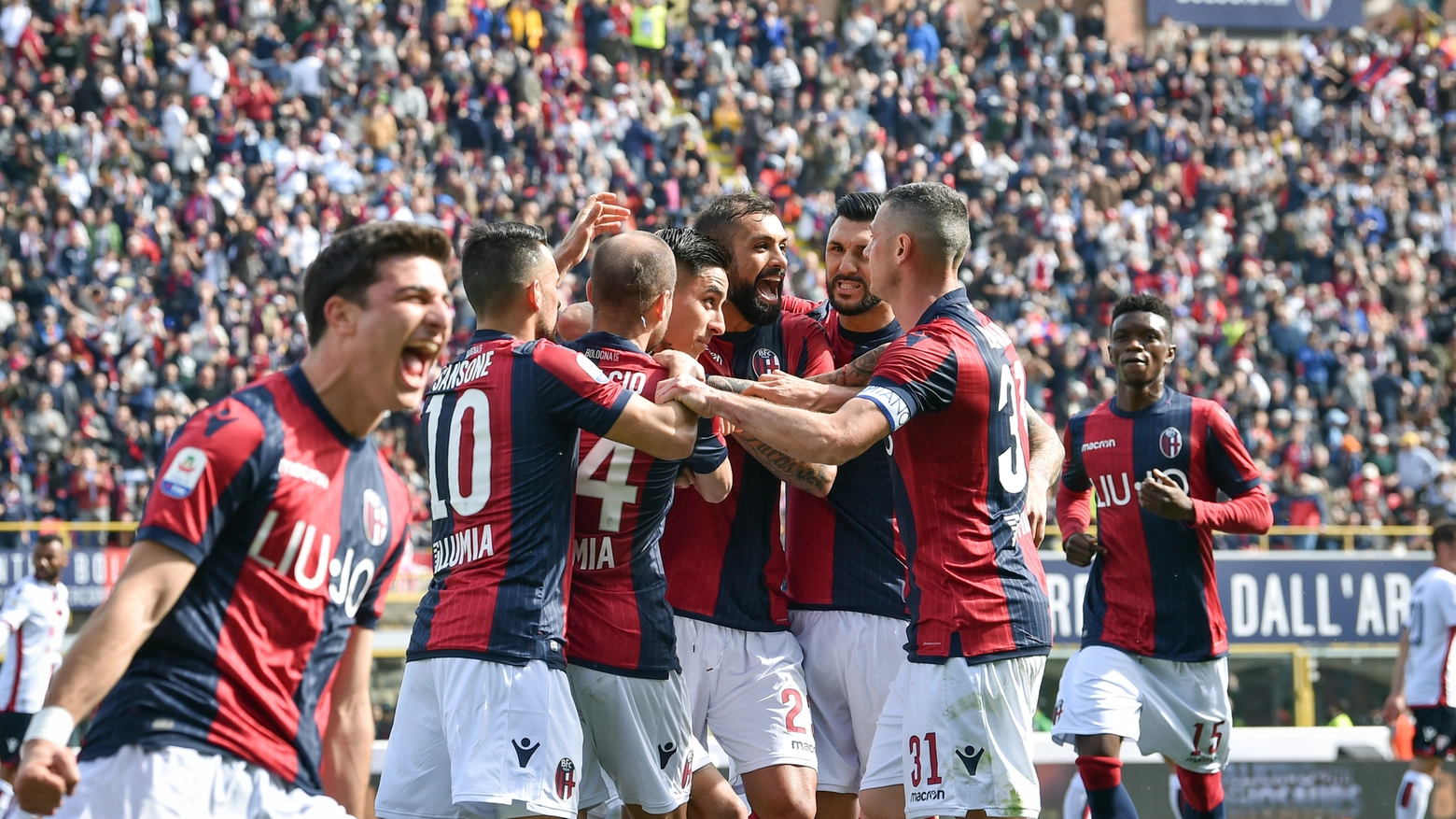 Il Bologna festeggia dopo un gol allo stadio Dall'Ara (Foto LaPresse)