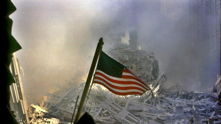 La bandiera americana sventola tra le macerie del World Trade Center a New York, alcune or